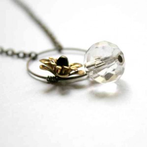 transparent glass bead necklace with flower átlátszó üveggyöngyös nyaklánc virággal transparent glass bead necklace with flower átlátszó üveggyöngyös nyaklánc virággal