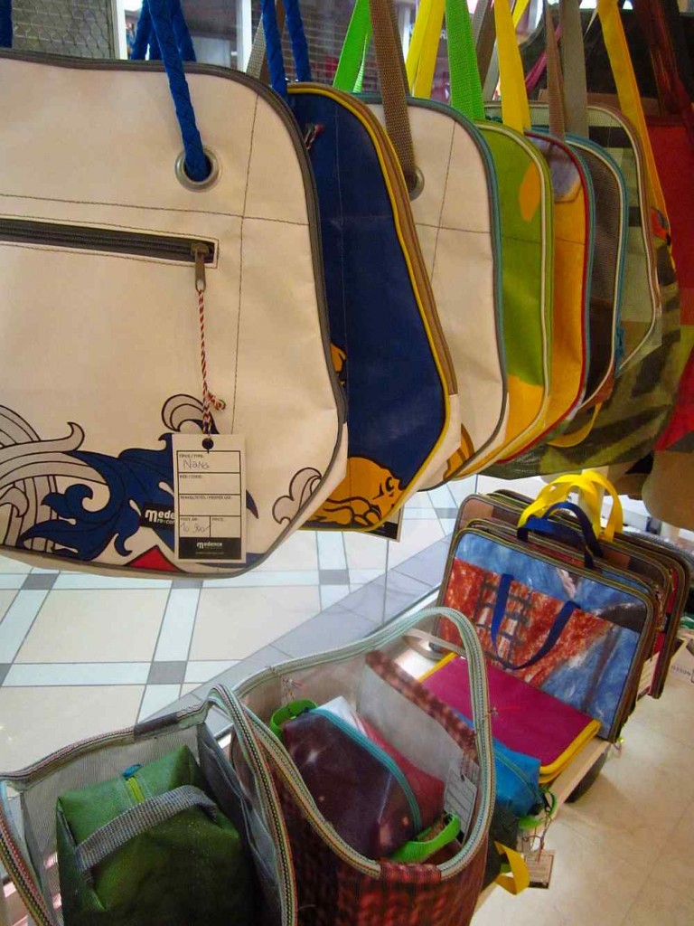 medence csoport táskák aron design store