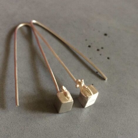 Ember a kockán - lógós ezüst fülbevaló kockával és apró emberkével, design ékszer - Image 3